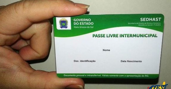transporte público, em branco e verde, com dados do usuário e o brasão do estado na extremidade superior esquerda