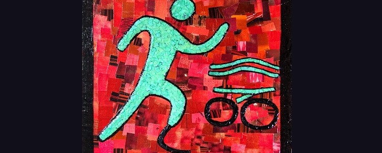 Imagem de uma obra tátil, com fundo vermelho. Um boneco na cor verde água, sem uma das pernas, corre, e representa a modalidade triatlo, com ícones de uma bicicleta e ondas do mar