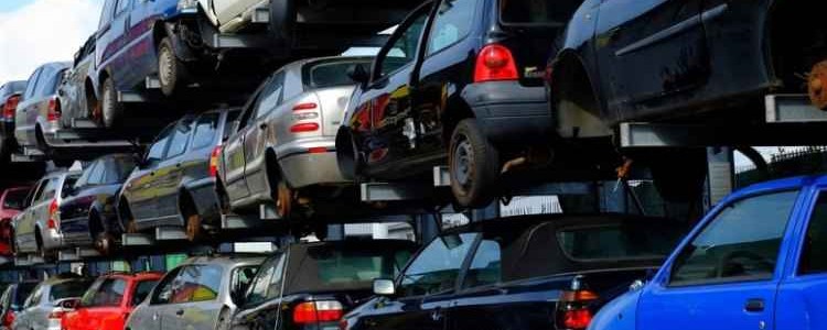 Foto de um carro cegonha carregado com automóveis de diversas marcas e modelos
