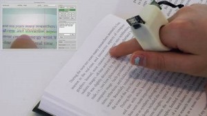 Pessoa com dispositivo de anel segue sequência de leitura com dedo