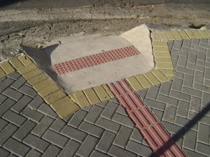 Calçada com piso tátil e rampa acessível em Belo Horizonte