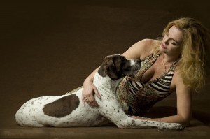 A autora do livro está deitada no chão ao lado de Missy, a cadela