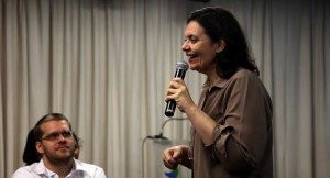 A especialista Dayse Serra ministra aula em um auditório