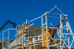 Esqueleto de uma construção civil com um guindaste