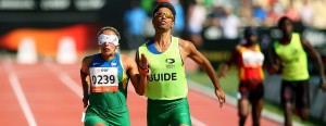 Paratleta Terezinha Guilhermina corre ao lado de seu guia
