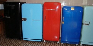 Diversas geladeiras com design retrô, dispostas lateralmente