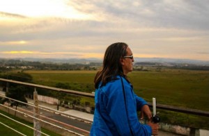 Homem de óculos escuros e bengala contempla o horizonte