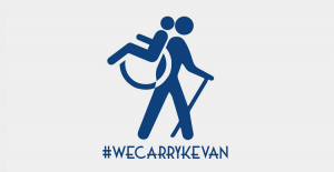 Ícone de pessoa carregando um cadeirante nas costas