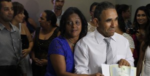 Cena do casamento no civil entre Rosana, que tem sequelas de uma paralisia cerebral, e Rosana, que tem sequelas de uma paralisia cerebral, e José Francisco. Existem várias pessoas ao redor do casal.