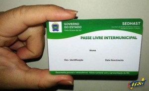 transporte público, em branco e verde, com dados do usuário e o brasão do estado na extremidade superior esquerda