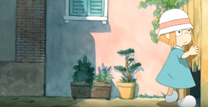 Ilustração lúdica de uma menina de aproximadamente seis anos. Ela é branca, com cabelo ruivo e usa chapéu redondo, branco com uma faixa rosa, e um vestido azul. Ela está em uma rua, com vasos de plantas, e tateia um muro de madeira com um buraco.