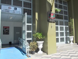 Foto da fachada da 1ª Delegacia de Polícia da Pessoa com Deficiência