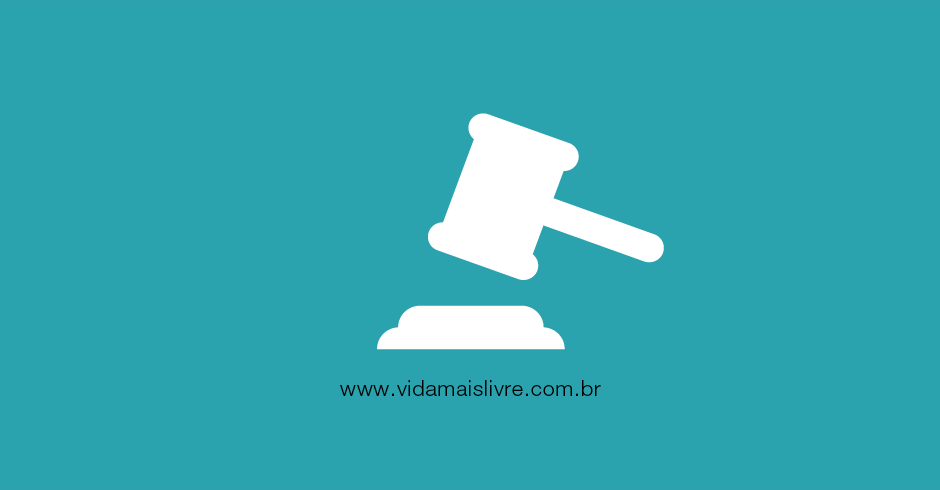 Em fundo verde, ícone branco que representa um martelo de juiz