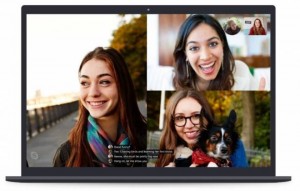 Tela de notebook dividida em três, com três jovens mulheres em conferência e legendas no rodapé