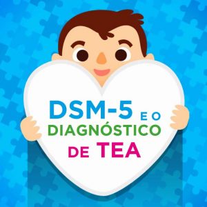 Arte com fundo em tons de azul e desenhos de peças de quebra-cabeças. No centro, há a ilustração de uma criança segurando um coração e dentro dele há o texto "DSM-5 e o diagnóstico de TEA".