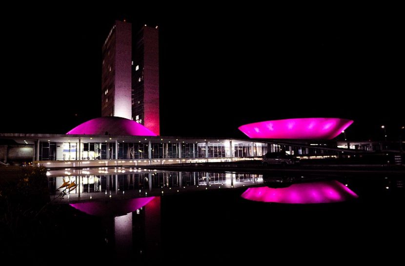 Foto da fachada Palácio do Planalto com iluminação rosa em apoio a campanha do Outubro Rosa.