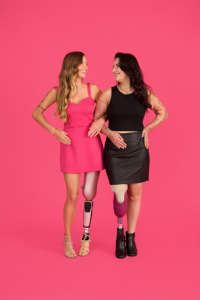 Paola Antonini e Kelen Ferreira posam lado a lado para foto. As duas se olham e sorriem