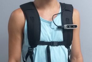 Homem veste o dispositivo em formato de mochila com uma câmera na alça esquerda