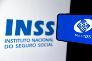 Logo do INSS e, ao lado, telefone com tela inicial do aplicativo "Meu INSS" aberta