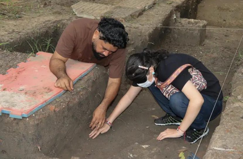 Kleber e Alice tateiam juntos um chão de terra