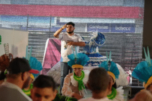 Homem interpretando Libras na Estação da Cultura